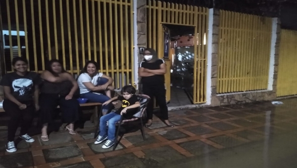 Igarapé Fundo transborda e atinge portão da casa de Petecão e da vice-prefeita Marfisa Galvão